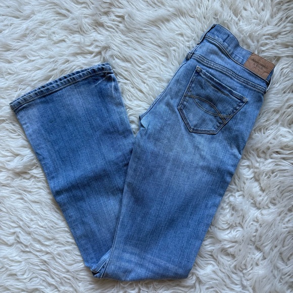 Abercrombie And Fitch Women’s Light Wash Jeans Madison Flare Size 0R 25X33 - Picture 1 of 6